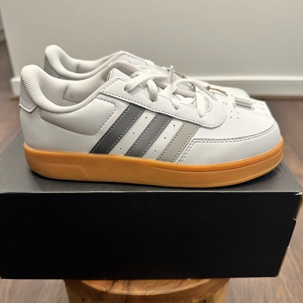 Adidas Breaknet 2.0 K Unisex Sneakers in White Gray Stripes & Gum Sole, Size 3.5
